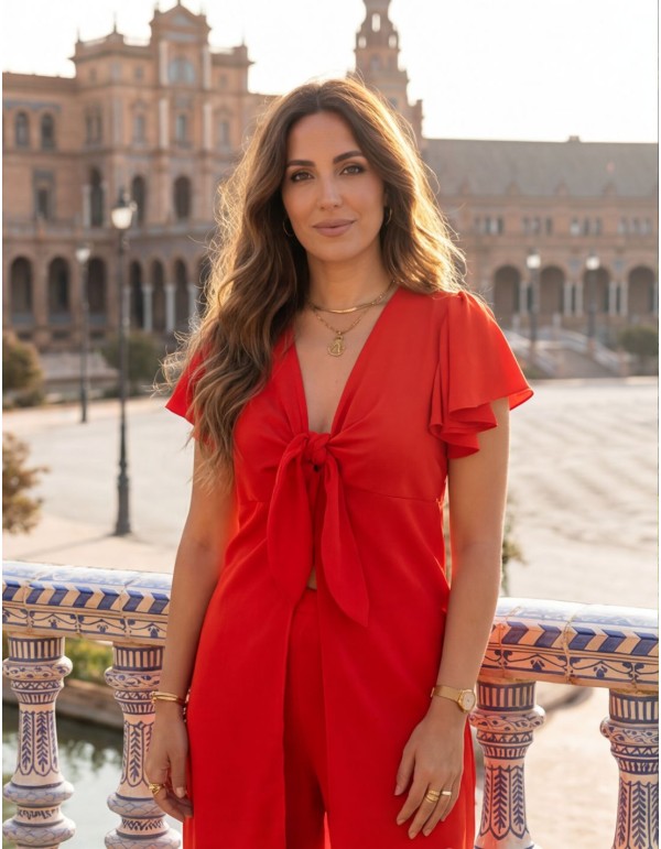 Conjunto de invitada rojo de blusa con detalle de nudo y pantalón 2