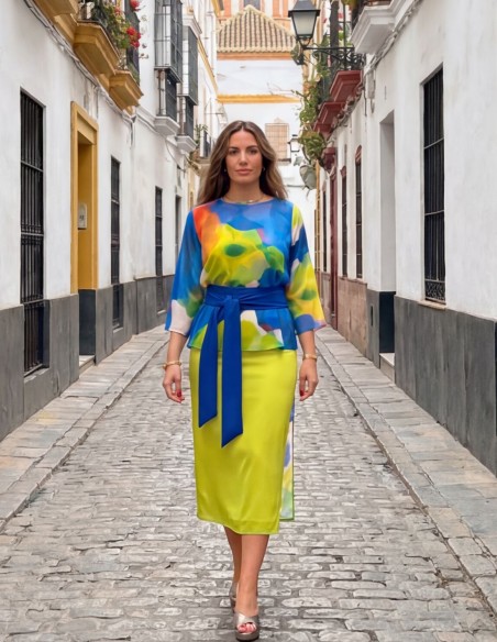 Conjunto de invitada de blusa y falda estampado con cinturón