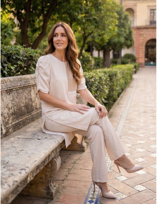 Ensemble deux pièces beige pour invités avec manches...