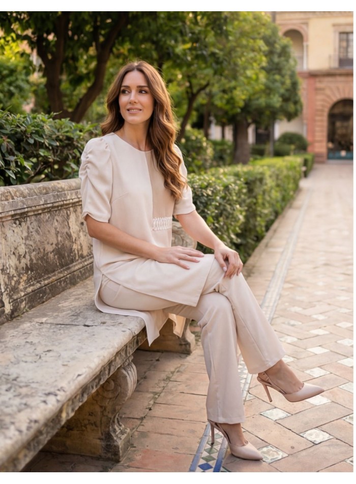 Ensemble deux pièces beige pour invités avec...