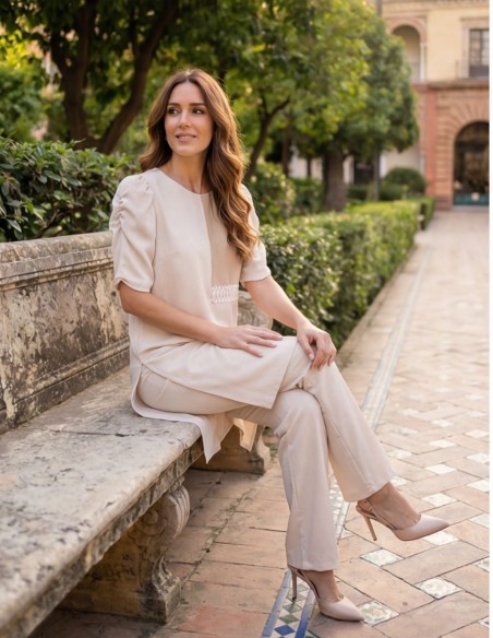 Conjunto beige de dos piezas con mangas abullonadas para invitada