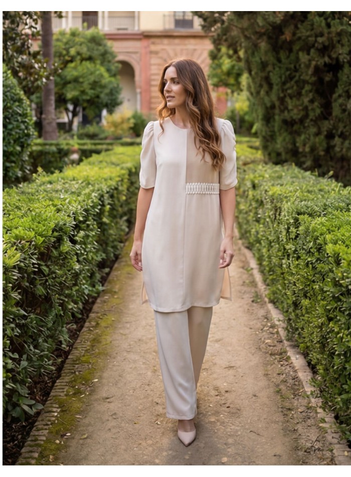 Conjunto beige de dos piezas con mangas...