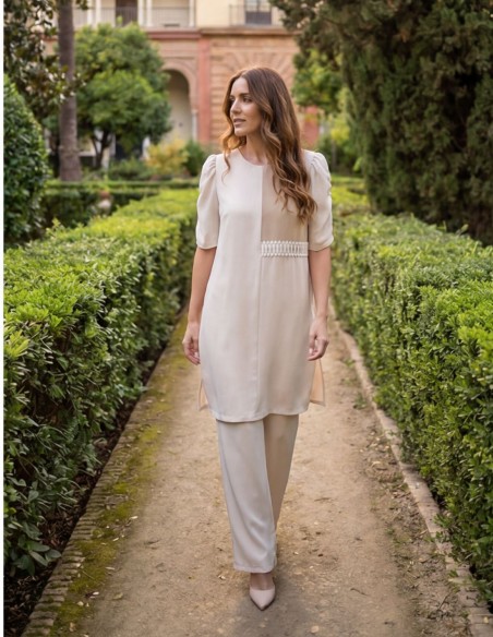 Ensemble deux pièces beige pour invités avec manches bouffantes