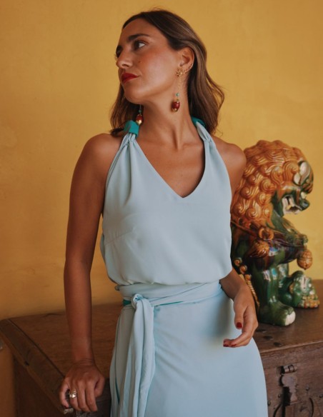 Conjunto para invitada con top de espalda al aire y falda midi