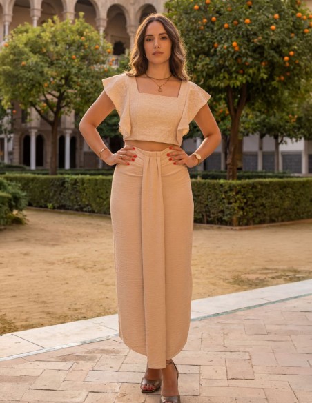 Ensemble deux pièces beige avec top à lacets et jupe midi