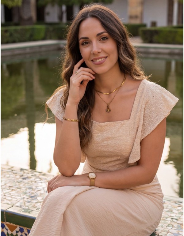 Conjunto beige de dos piezas con top de lazada y falda midi 2
