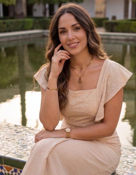 Ensemble deux pièces beige avec top à lacets et jupe midi