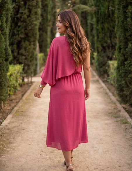 Vestido midi rosa con manga capa y drapeado en cintura