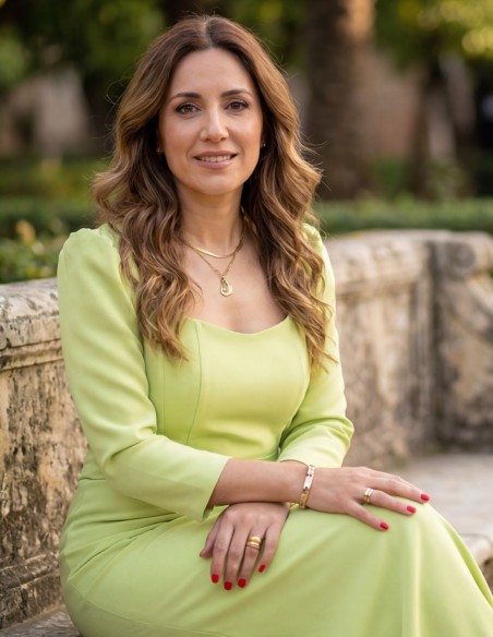 Long dress with square neckline and structured sleeves for guests