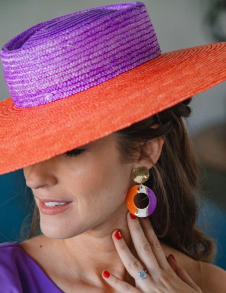 Golden earrings with geometric design and enameled ceramic details