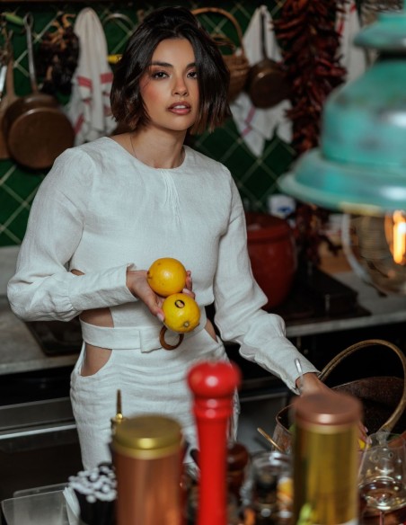 Vestido de lino blanco con silueta fluida cortes laterales