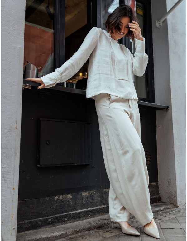Linen blouse with clean silhouette and structured front...