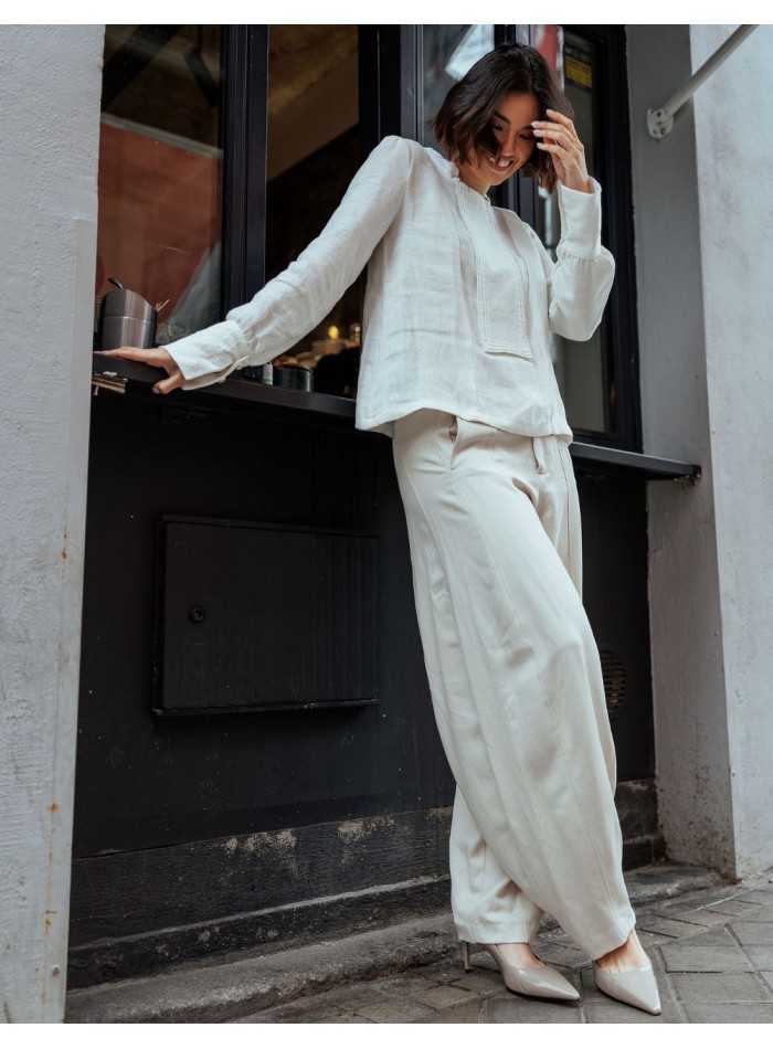Blusa de lino con silueta limpia y panel frontal estructurado