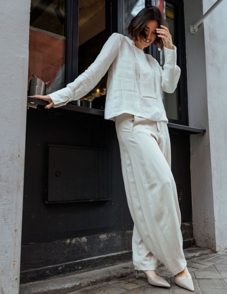 Blusa de lino con silueta limpia y panel frontal estructurado