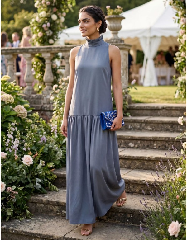 Vestido largo azul satinado con caída fluida y cuello con volante