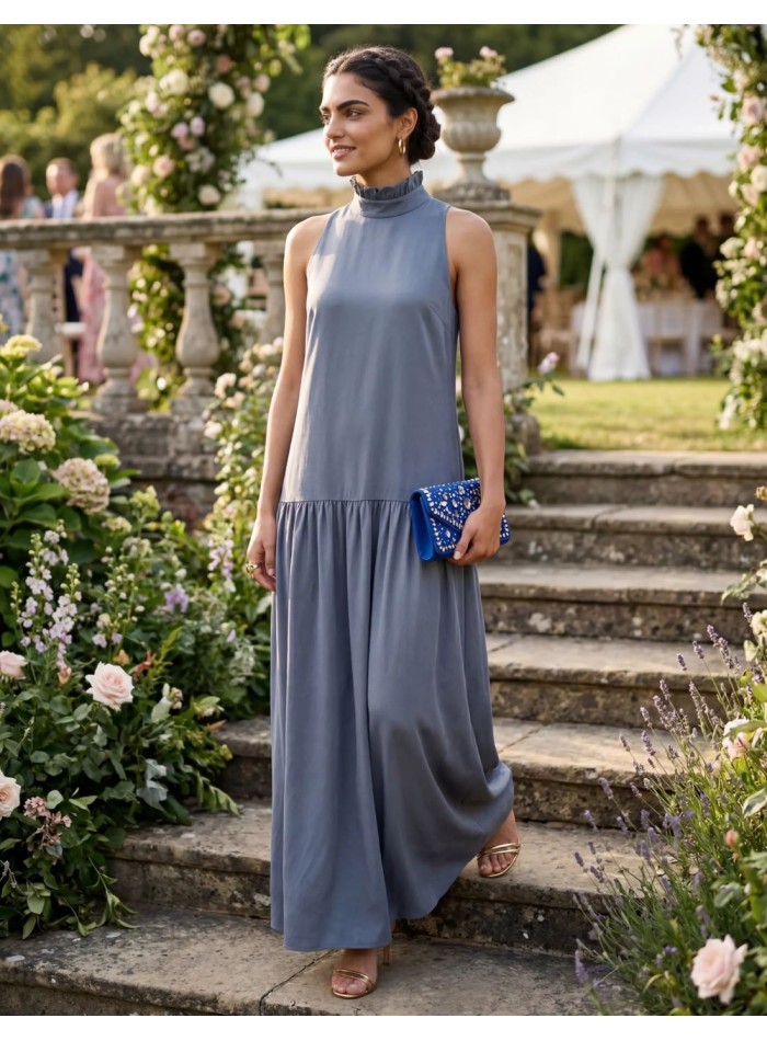 Longue robe de satin bleu au drapé fluide et à...