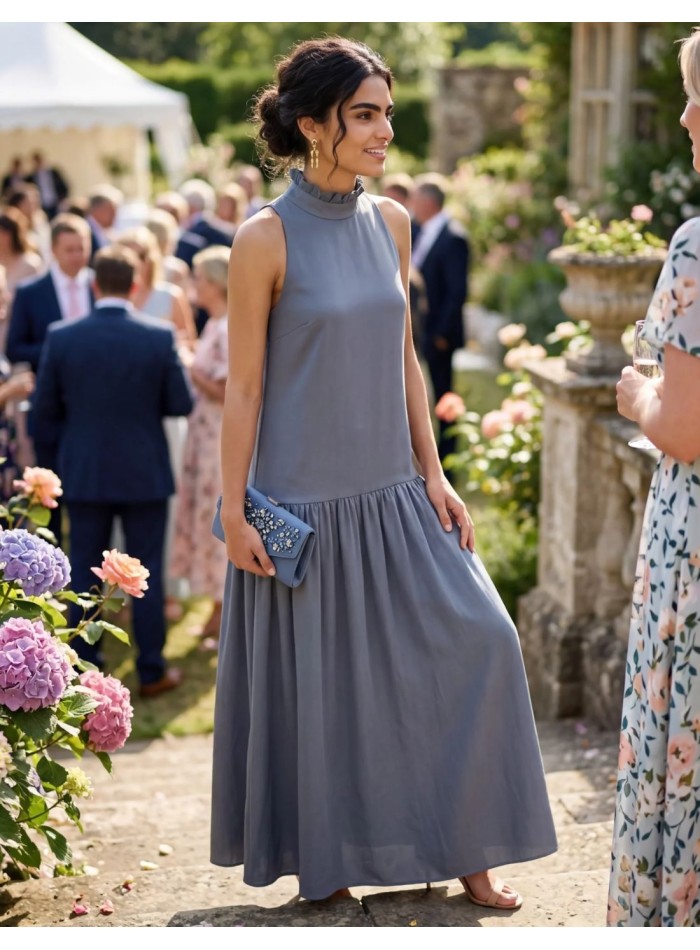 Vestido largo azul satinado con caída fluida y cuello con volante