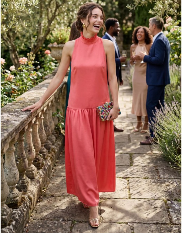 Longue robe d'invité en satin corail avec drapé fluide et...