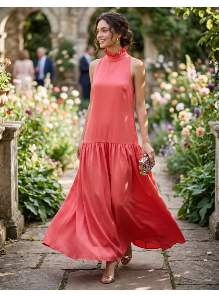 Vestido de invitada largo coral satinado con caída fluida y cuello con volante