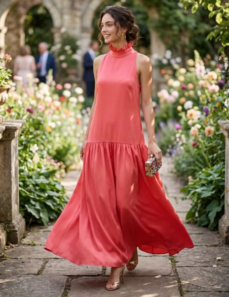 Longue robe d'invité en satin corail avec drapé fluide et encolure à volants