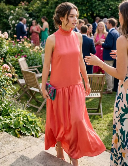Longue robe d'invité en satin corail avec drapé fluide et encolure à volants