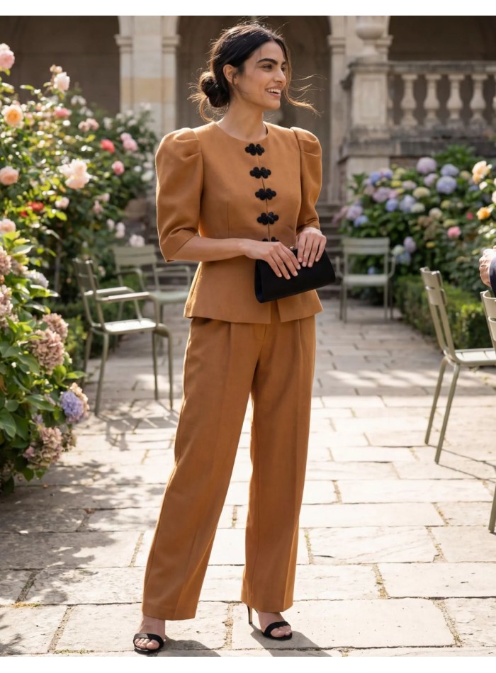 Chaqueta de manga corta en ocre con peplum y alamares