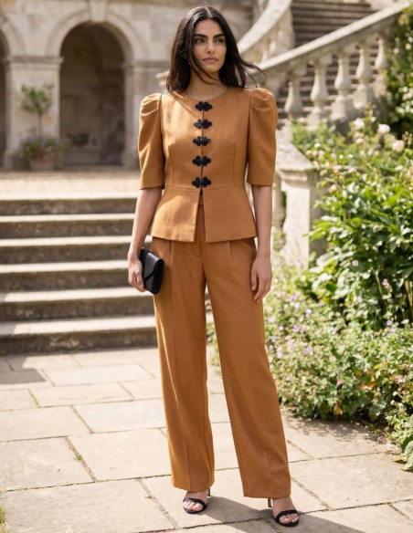 Veste à manches courtes en ocre avec péplum et garnitures à cerceaux
