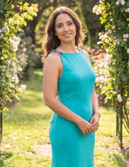 Vestido largo azul turquesa con espalda abierta y pedrería