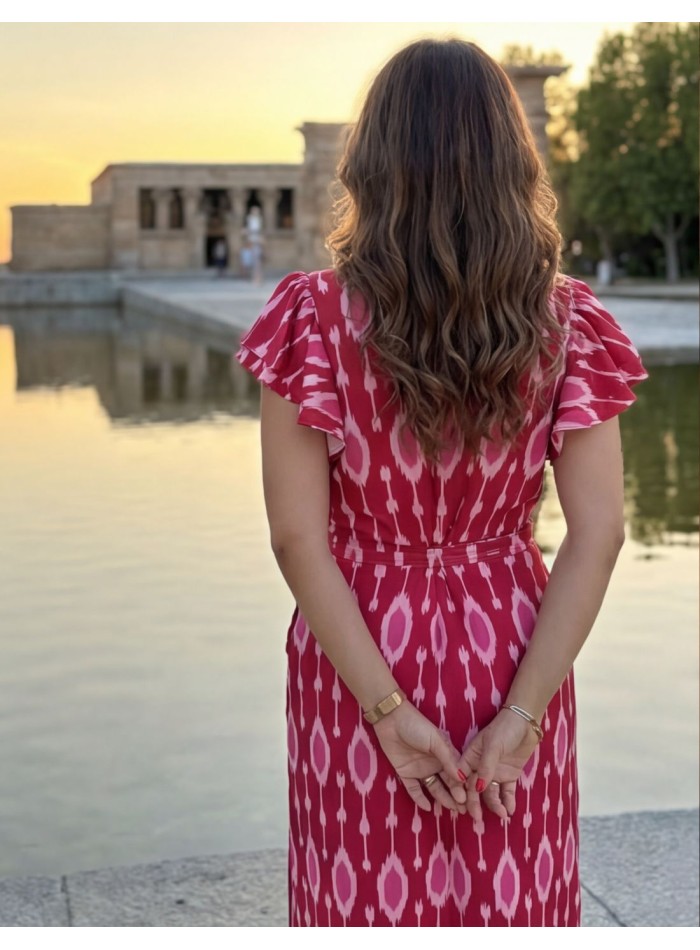 Vestido midi estampado en tonos rosas y rojos con volantes en la manga