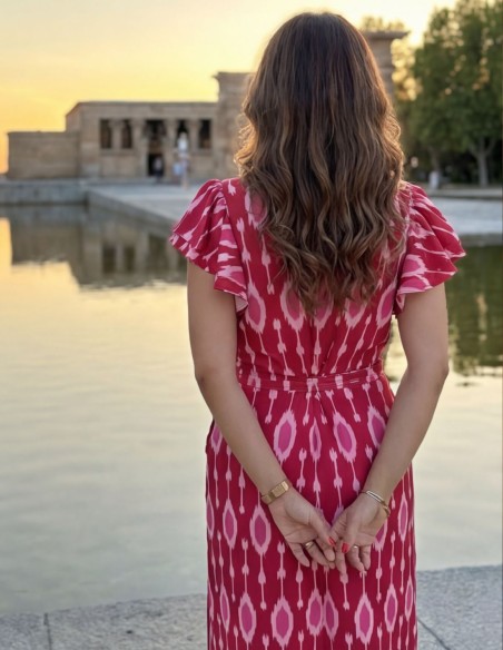 Vestido midi estampado en tonos rosas y rojos con volantes en la manga