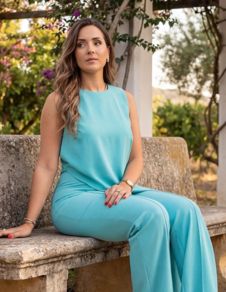 Mono turquesa para invitada con volante de gasa