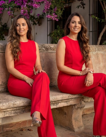 Mono rojo estructurado con efecto acampanado para invitada