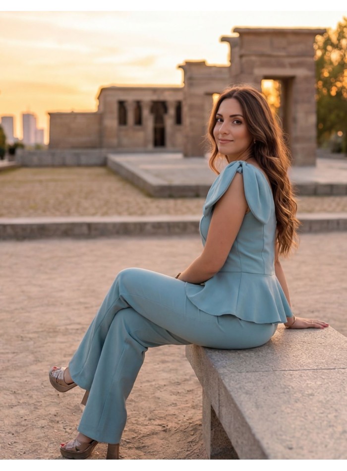Two-piece set with top and pants in aqua green