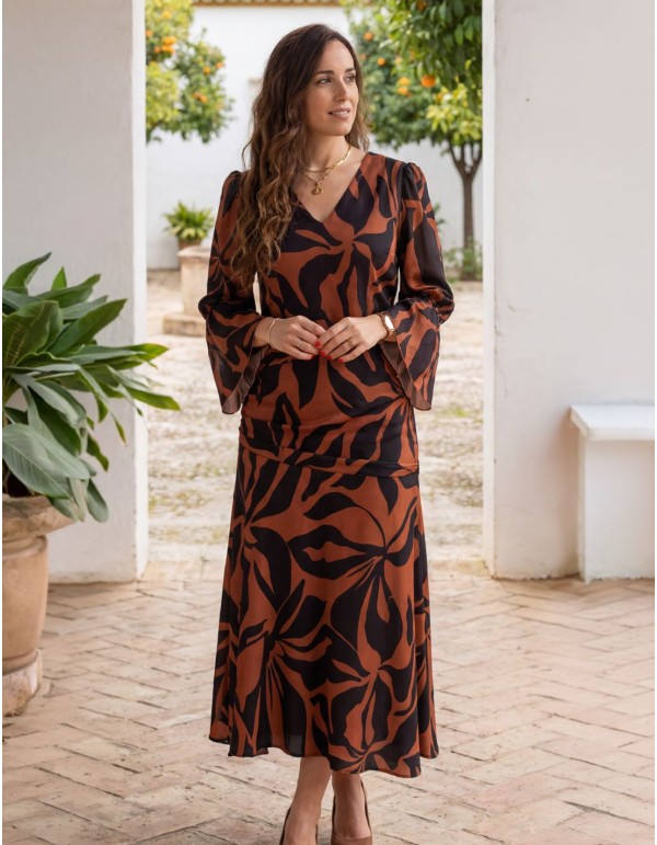 Vestido midi marrón con estampado floral negro para invitada