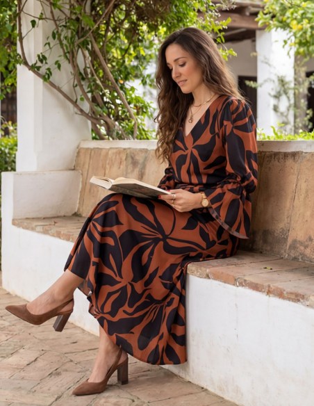 Vestido midi marrón con estampado floral negro para invitada