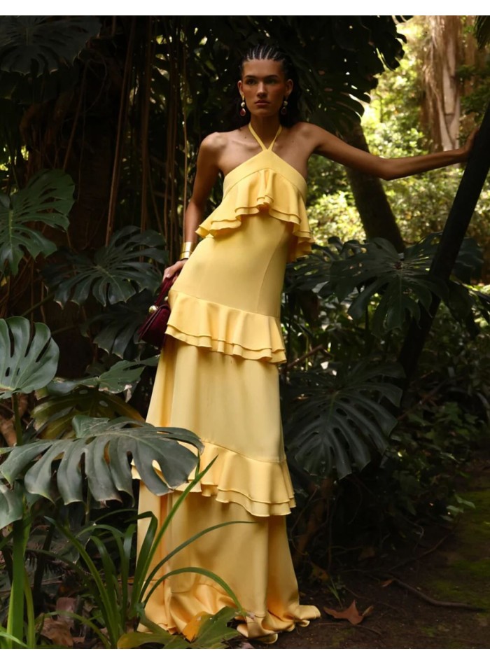 Vestido largo amarillo pastel con escote halter y volantes