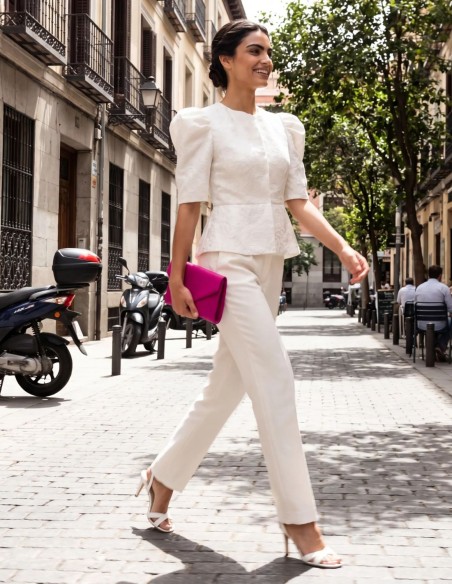 Pantalón recto blanco de crepé con botón forrado