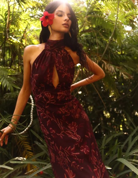 Vestido midi estampado color berenjena con cuello halter y espalda descubierta