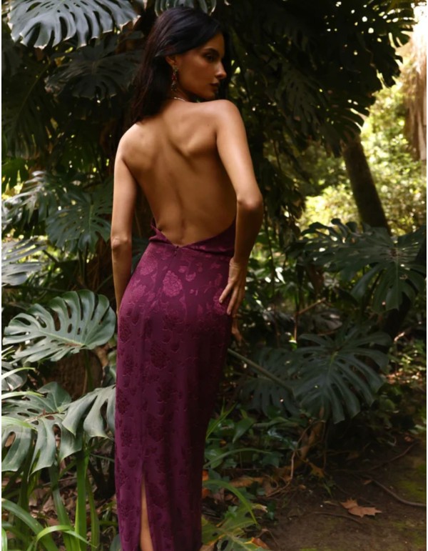 Vestido largo color berenjena en tejido jacquard con escote halter drapeado 2