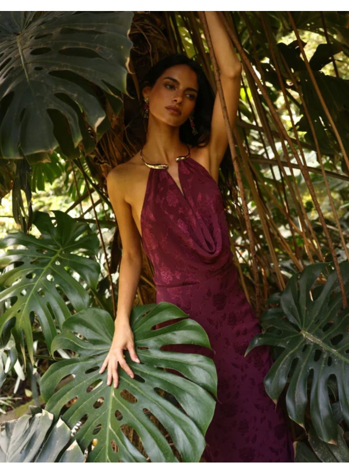 Vestido largo color berenjena en tejido jacquard con escote halter drapeado