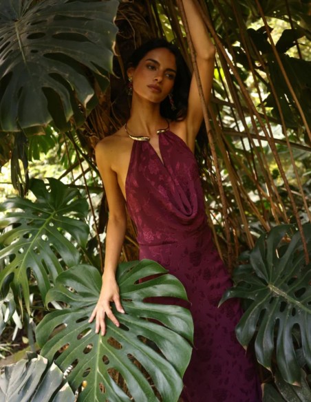 Vestido largo color berenjena en tejido jacquard con escote halter drapeado