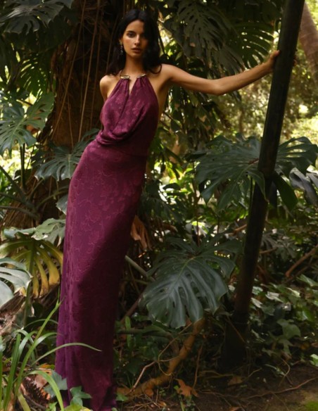 Vestido largo color berenjena en tejido jacquard con escote halter drapeado