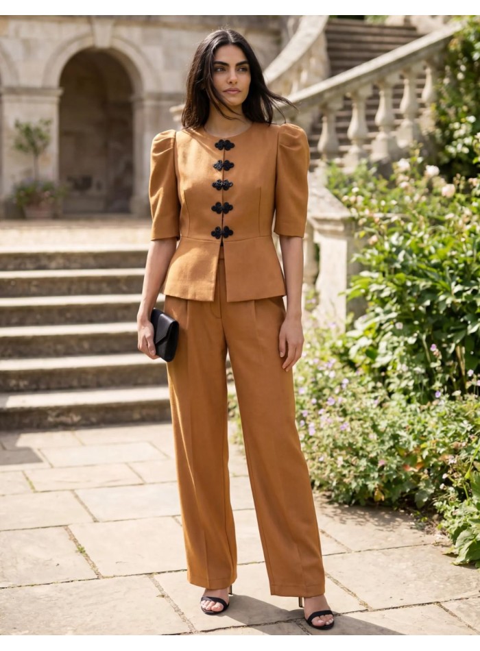 Pantalon droit ocre avec bouton doublé noir