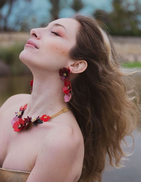 Boucles d'oreilles longues fleurs rouges