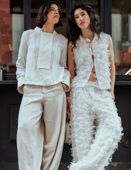 Pantalon fluide blanc cassé à motifs floraux