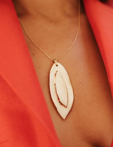 Collar con motivo de cerámica esmaltada para invitada