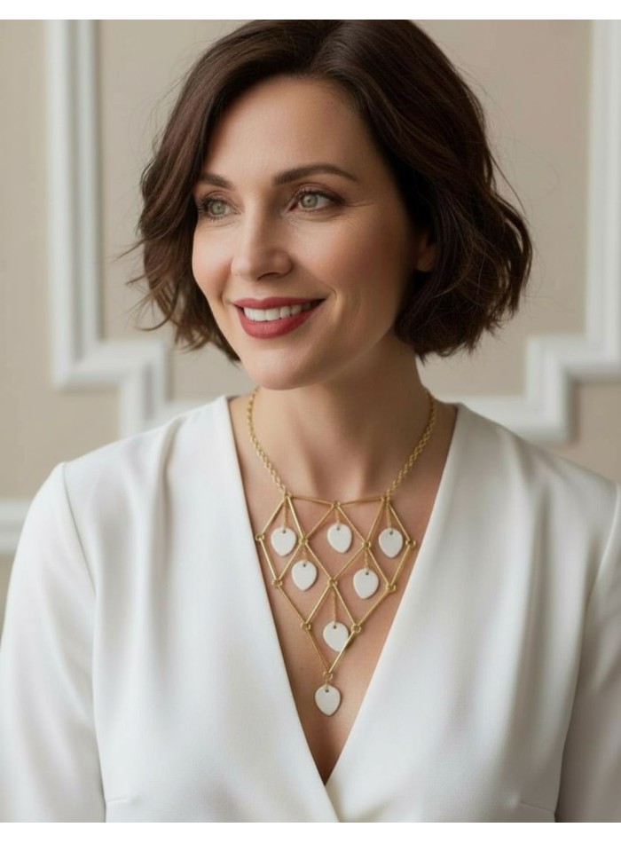 Collier avec des pièces de céramique en forme...