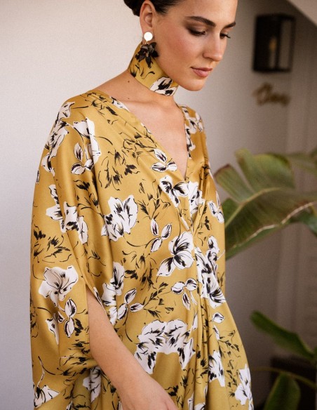 Kaftán mostaza con estampado de flores con manga y escote en pico
