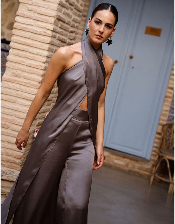 Long top croisé en maille satinée grise avec encolure licou