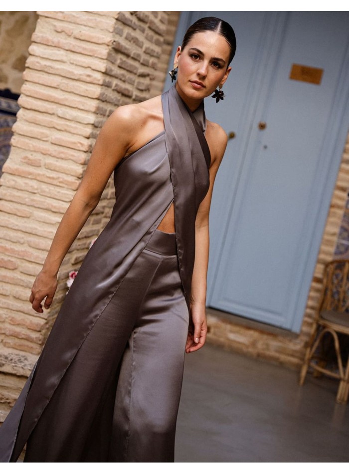 Top largo cruzado en tejido satinado gris con cuello halter